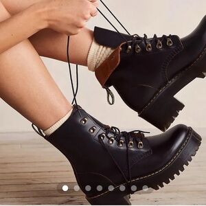 Dr Martens Leona Woman's Vintage Smooth Leather Healed Boots  9 Black NEW no box